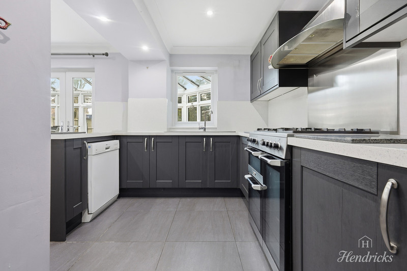 Oak Walk, Benfleet, SS7 4