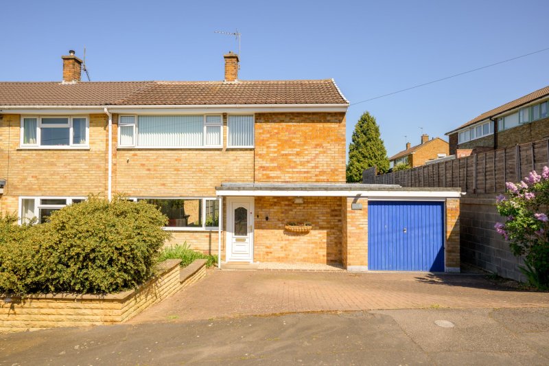 3 bed Semi-detached, 8 Saltersford Grove, NG31 7HP