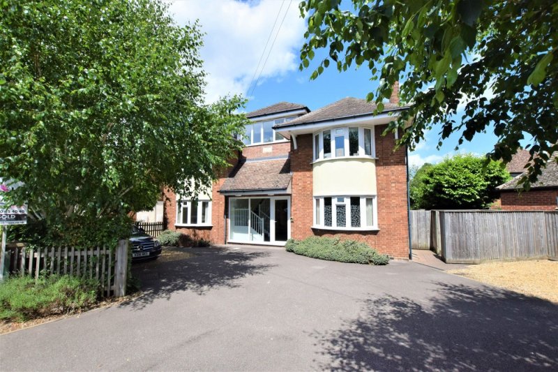 2 bedroom flat in Nursery Road, Charlton House