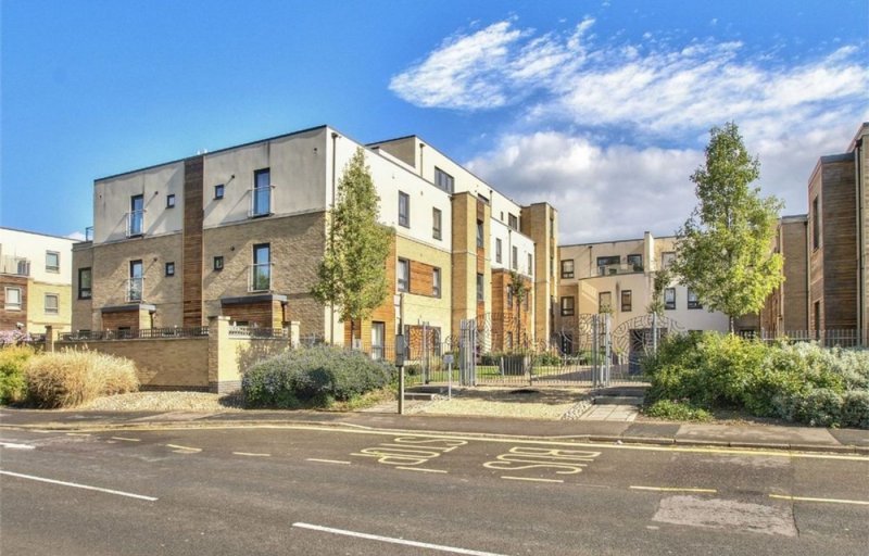 2 bedroom flat in Brookside, Park Square Brookside