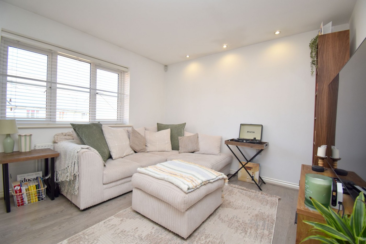 2 bedroom coach house in Hawking Drive, Biggleswade