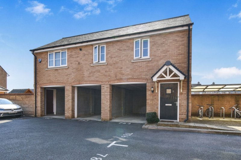 2 bedroom coach house in Hawking Drive, Biggleswade