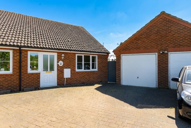 2 bedroom bungalow in Ambury Road, Huntingdon
