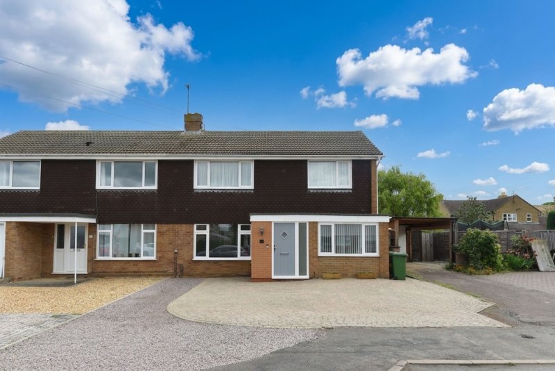 3 bedroom house in Chestnut Close, Brampton