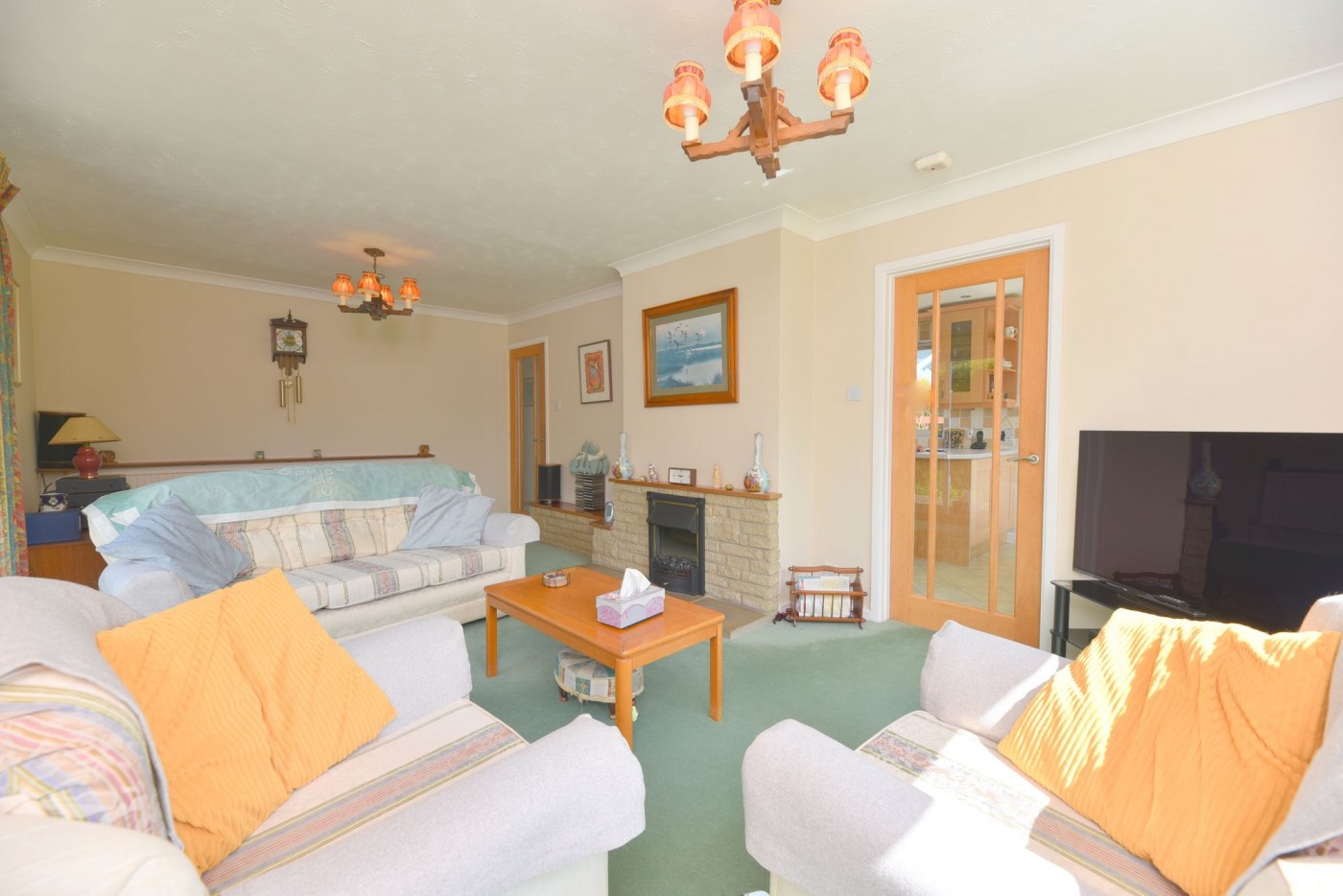 3 bedroom bungalow in High Street, Tadlow