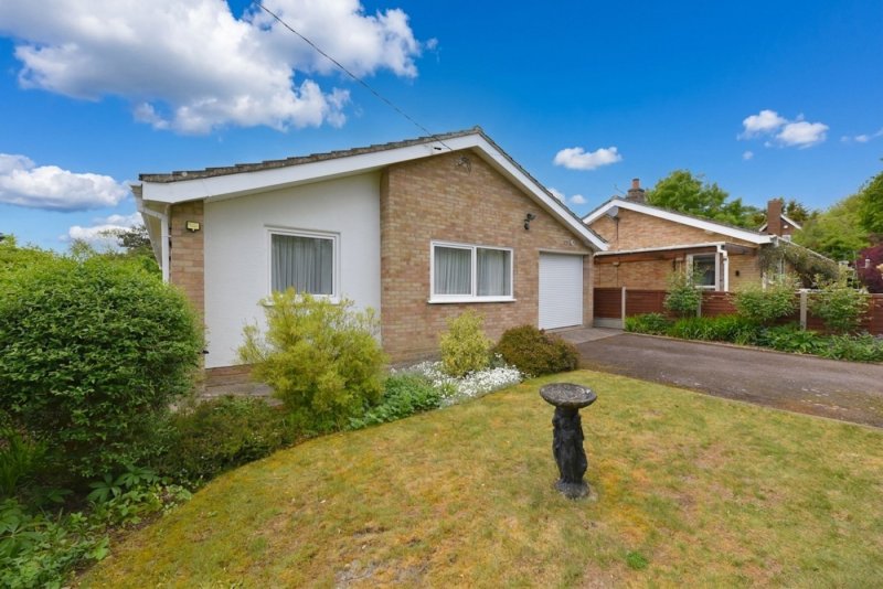 3 bedroom bungalow in High Street, Tadlow