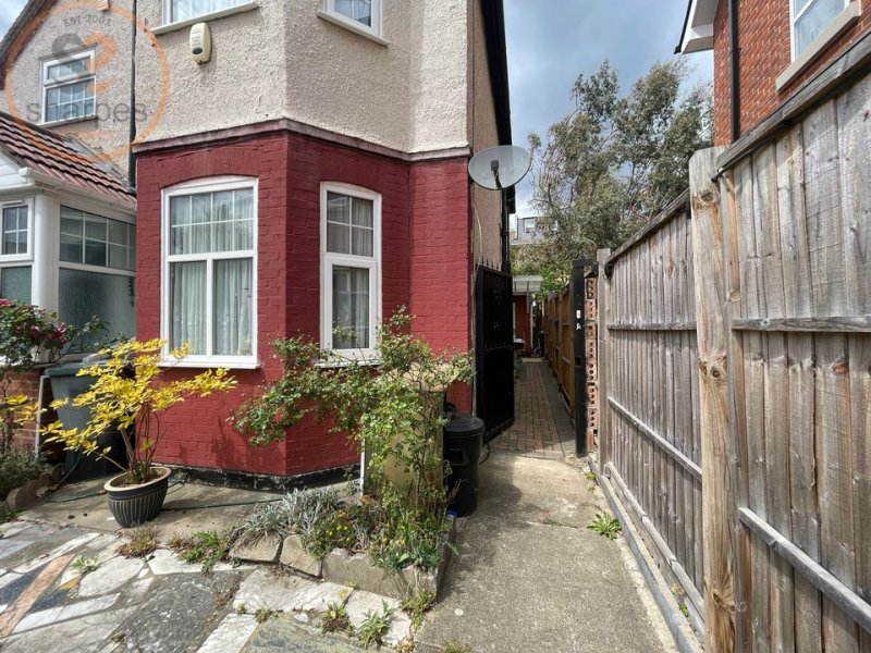 Studio flat Glenburnie Road, London, Greater London