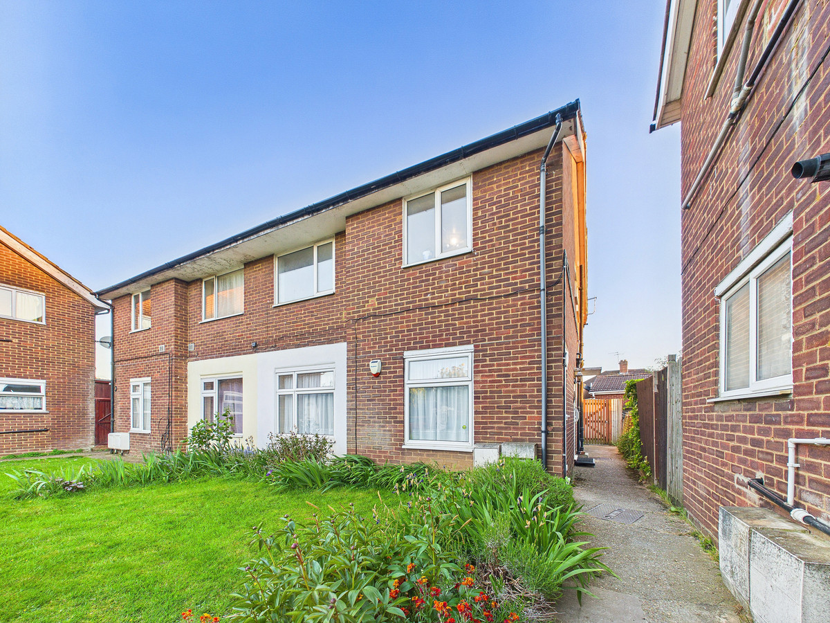 2 bedroom Flat - Fairey Avenue, Hayes, UB3