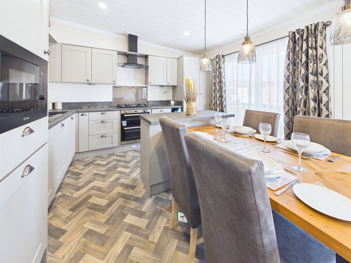 2 bedroom Bungalow - Chertsey Lane, Staines-upon-Thames, TW18
