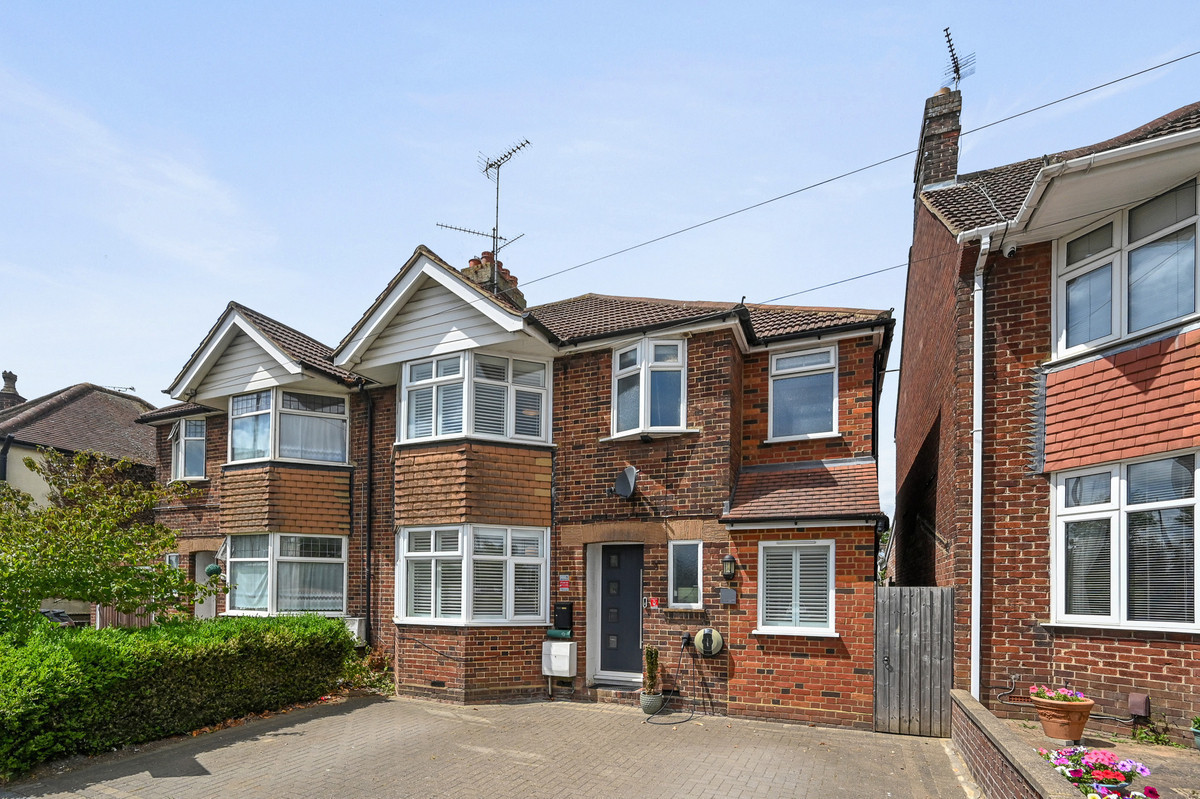 3 bedroom Semi-detached - Hitchin Road, Luton, LU2
