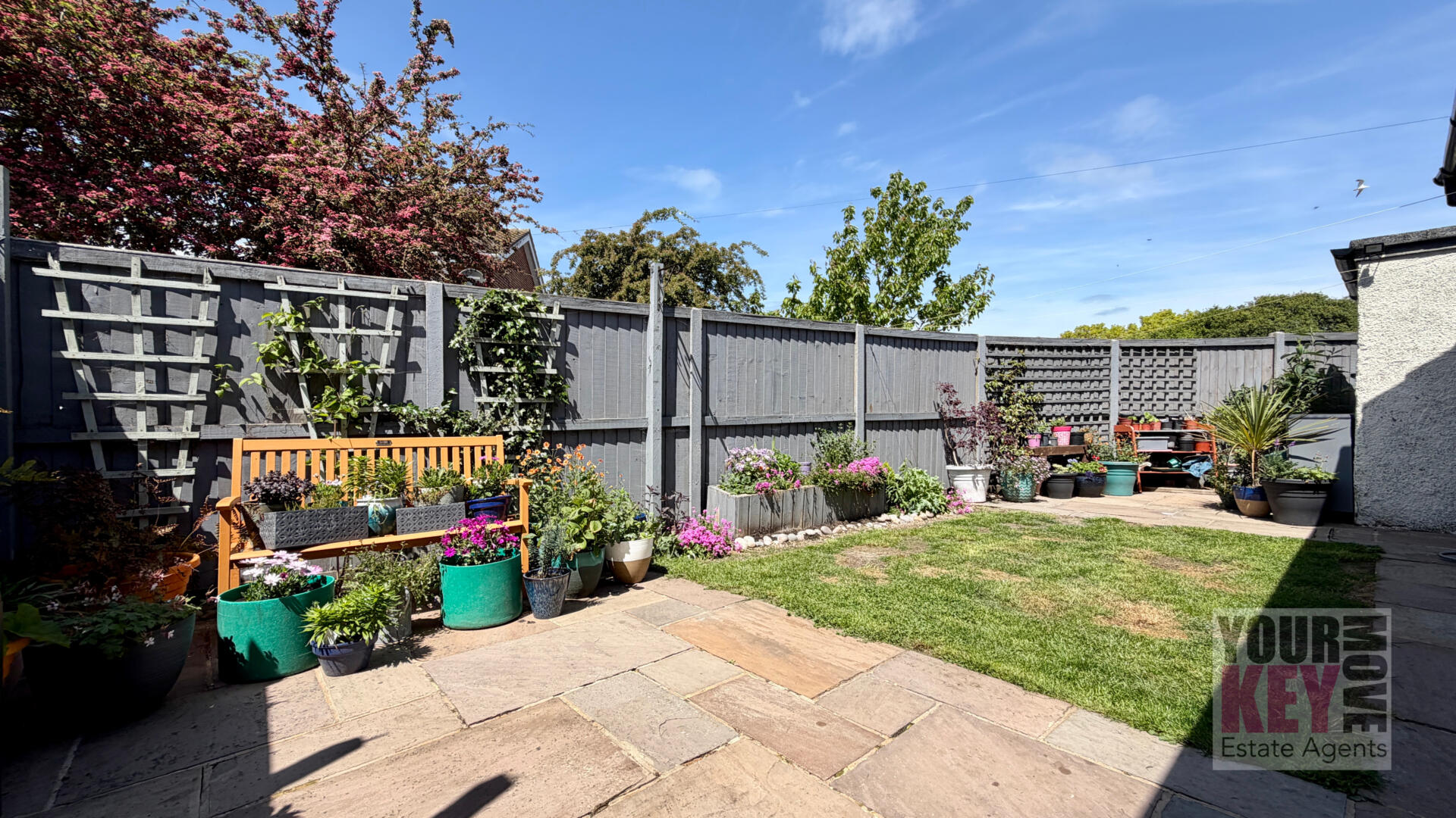 2 bedroom house in Firs Close, Folkestone, Kent, CT19 4HZ