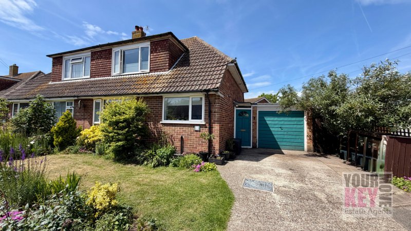 2 bedroom house in Firs Close, Folkestone, Kent, CT19 4HZ