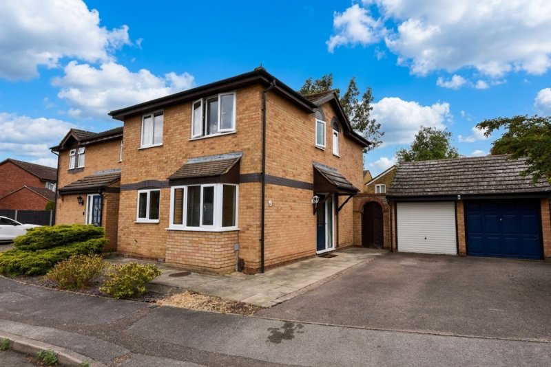 3 bedroom house in Blair Way, Eynesbury