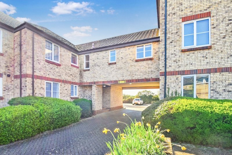 1 bedroom flat in Limes Park Road, St. Ives