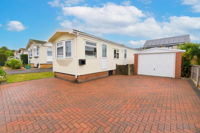 2 bedroom park home in Station Road, Lower Stondon