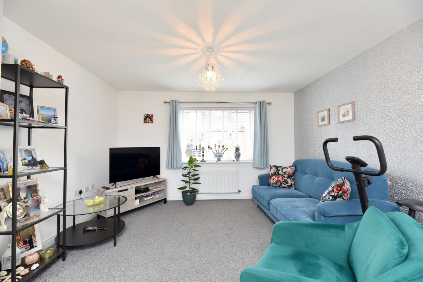 2 bedroom coach house in Walker Mead, Biggleswade