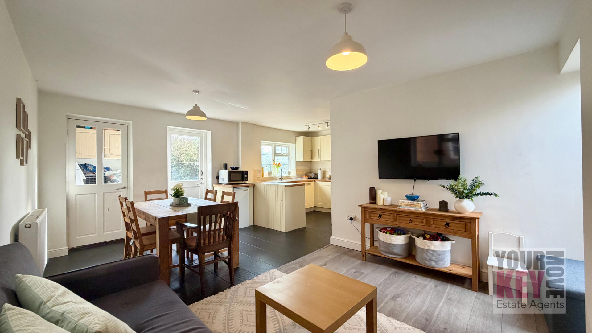 5 bedroom house in The Street, Newington, Folkestone, Kent, CT18 8AU