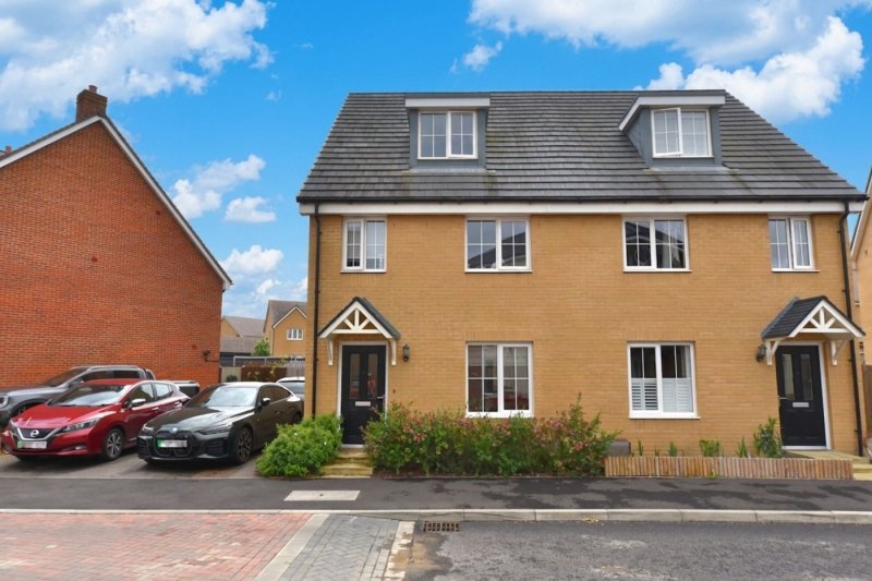 4 bedroom house in Hollyhock Way, Biggleswade