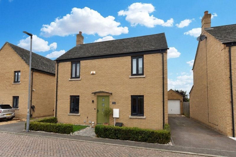 4 bedroom house in Dunnock Way, St. Ives