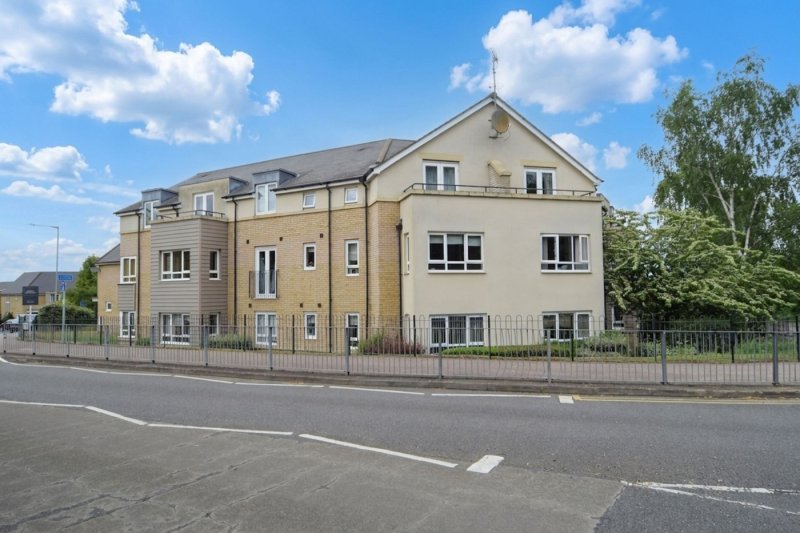 2 bedroom flat in Cromwell Drive, Huntingdon