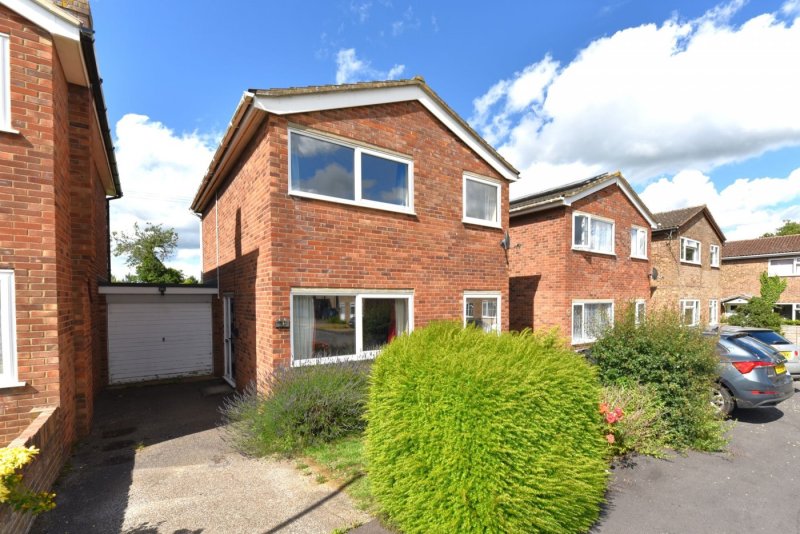 3 bedroom house in Wheatley Crescent, Bluntisham