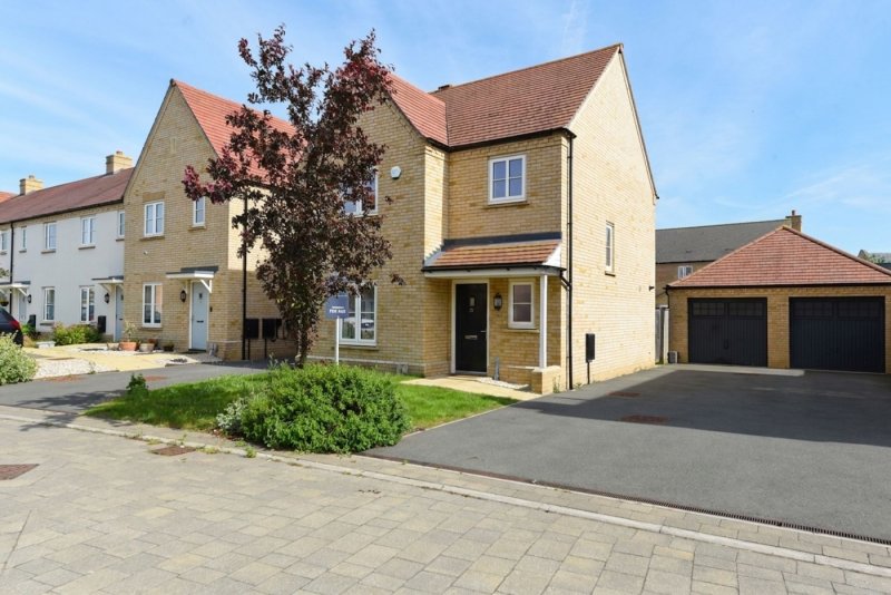 3 bedroom house in Segrave Drive, Alconbury Weald