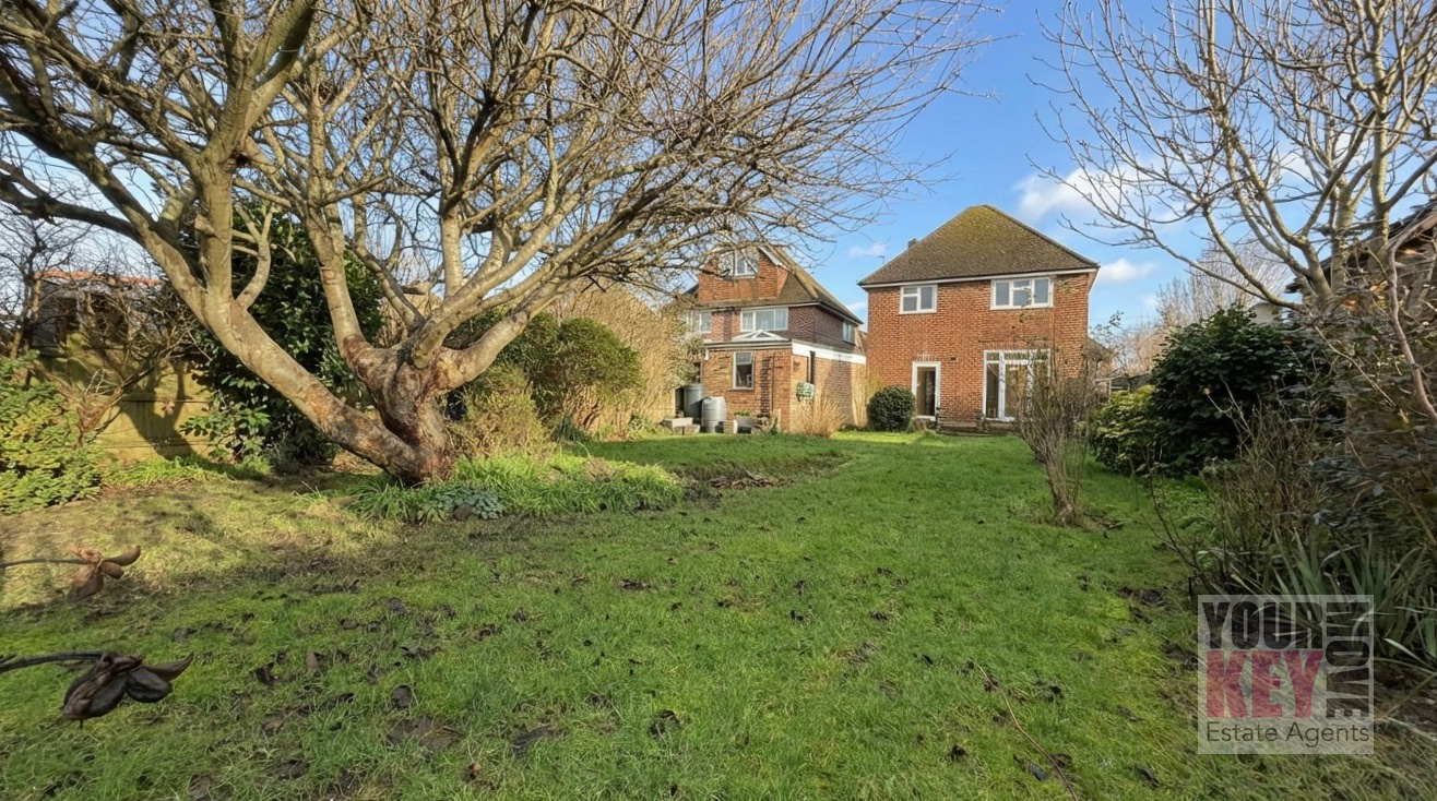3 bedroom house in Surrenden Road, Folkestone, Kent CT19 4AQ