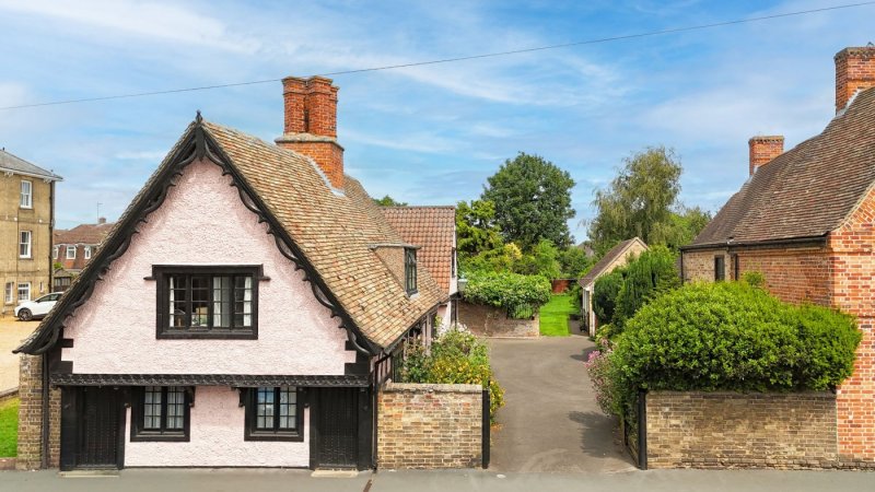 4 bedroom house in Old Court Hall, Godmanchester