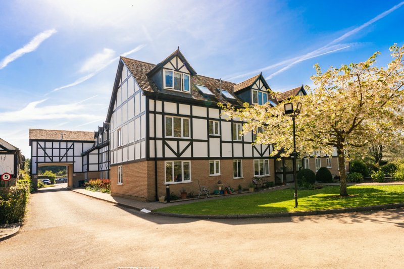 1 bed Apartment, Flat 27, The Chestnuts, West Street, Godmanchester, Huntingdon, PE29 2LL