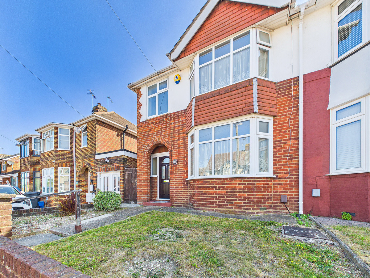 3 bedroom Semi-detached - Shakespeare Road, Luton, LU4