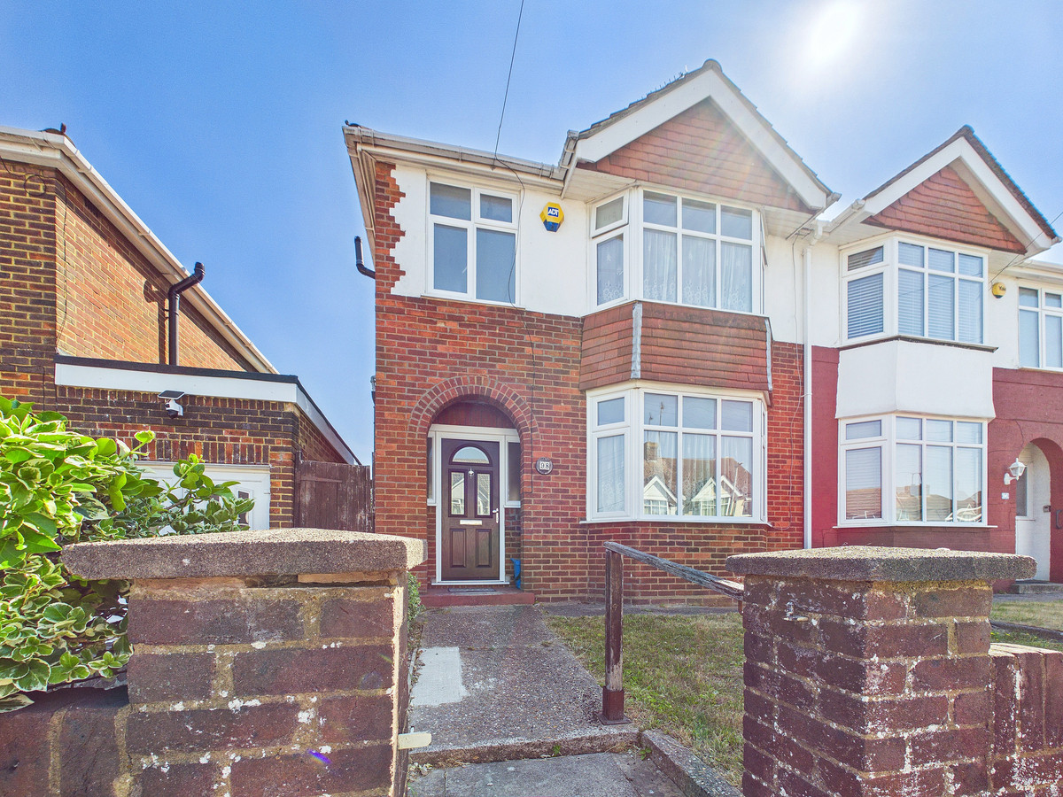 3 bedroom Semi-detached - Shakespeare Road, Luton, LU4