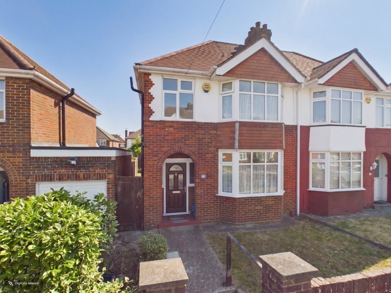 3 bedroom Semi-detached - Shakespeare Road, Luton, LU4