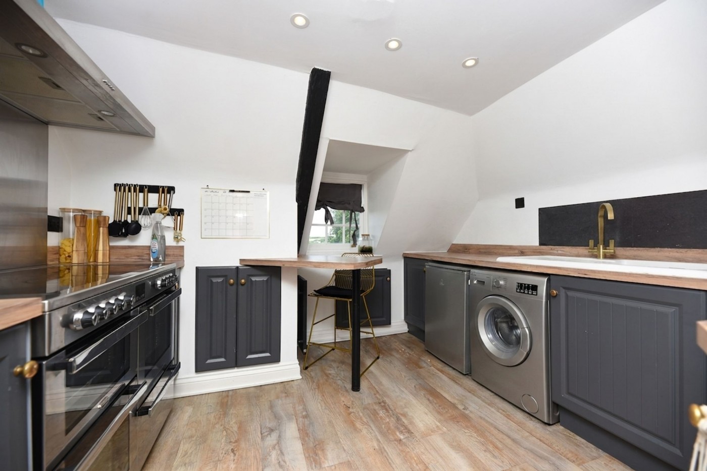 3 bedroom flat in St. Johns Place, Wistow