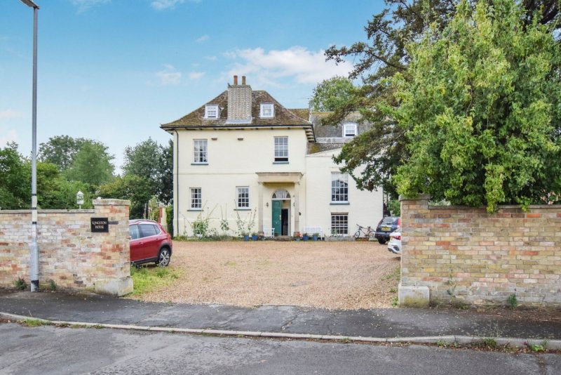 3 bedroom flat in St. Johns Place, Wistow