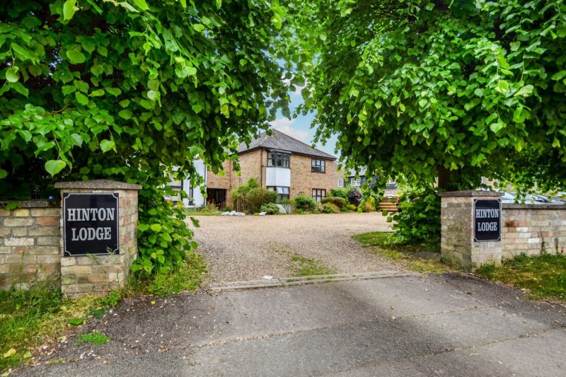 2 bedroom flat in St. Neots Road