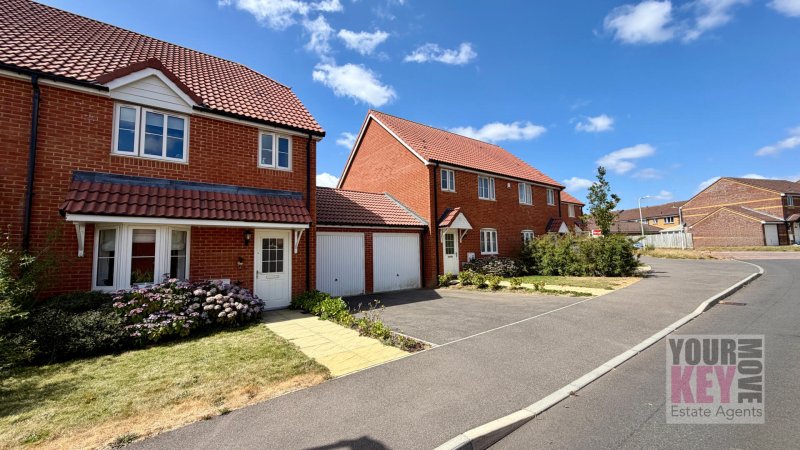 3 bedroom house in Gray Close, Hawkinge, Folkestone, Kent CT18 7PD