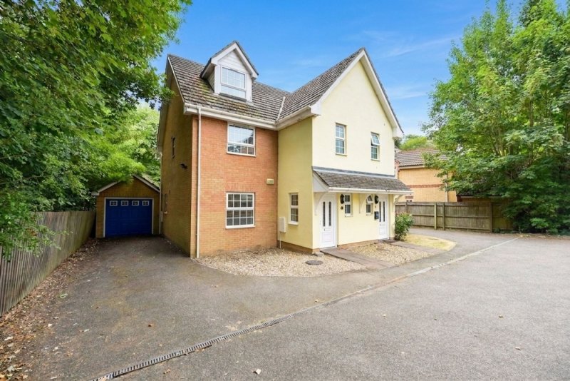 4 bedroom house in Burrows Drive, Huntingdon