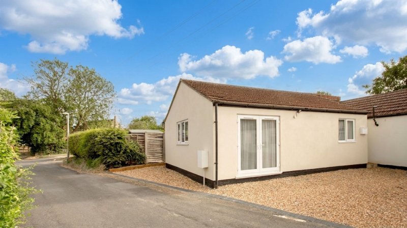 1 bedroom bungalow in High Street, Needingworth
