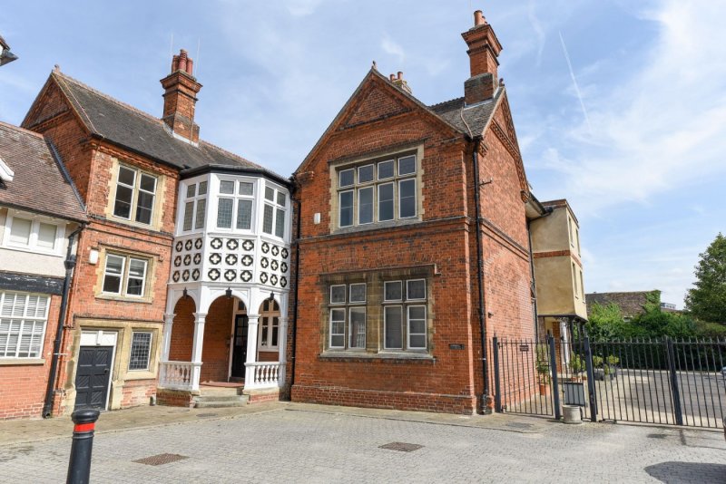 2 bedroom flat in George Street, Walden House George Street