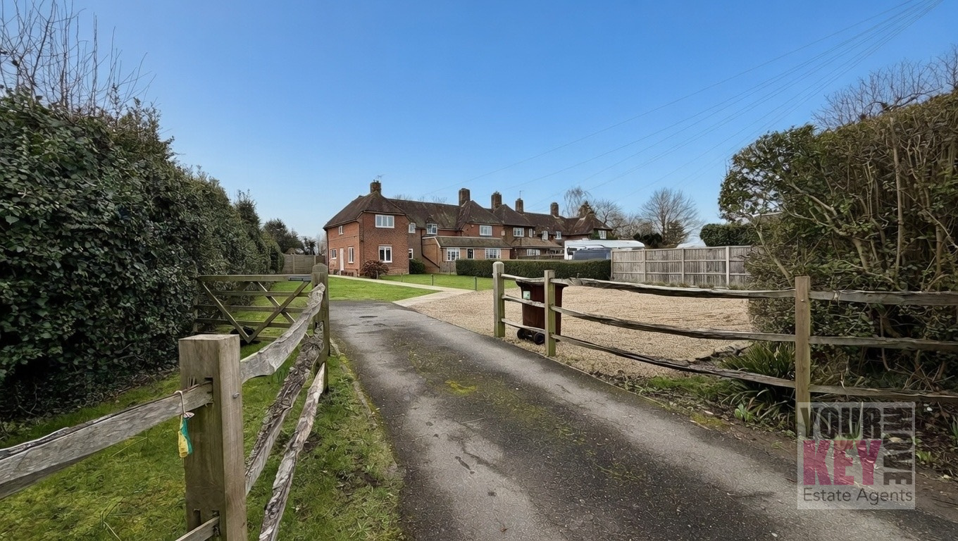 3 bedroom house in Cornwallis Cottages, Heath Road, Linton, Maidstone, Kent ME17 4NR