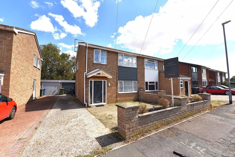 3 bedroom house in Bishops Road, Eynesbury