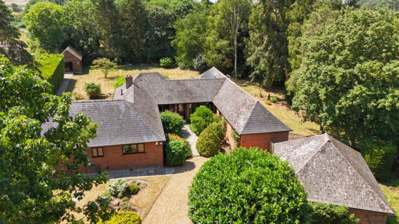4 bedroom bungalow in Church Street, Fen Drayton