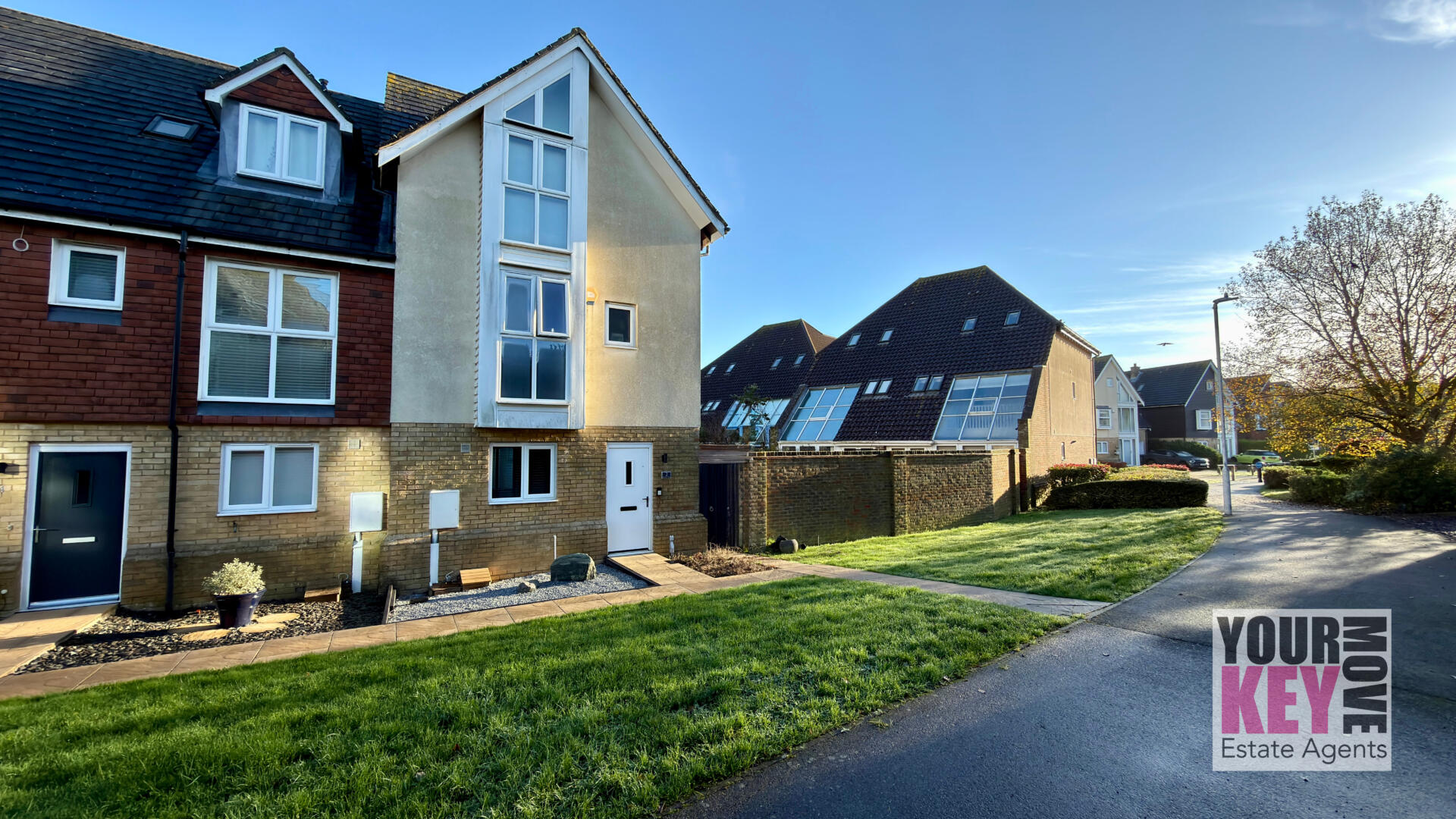 3 bedroom house in Kestrel Walk, Hawkinge, Folkestone, Kent CT18 7RY