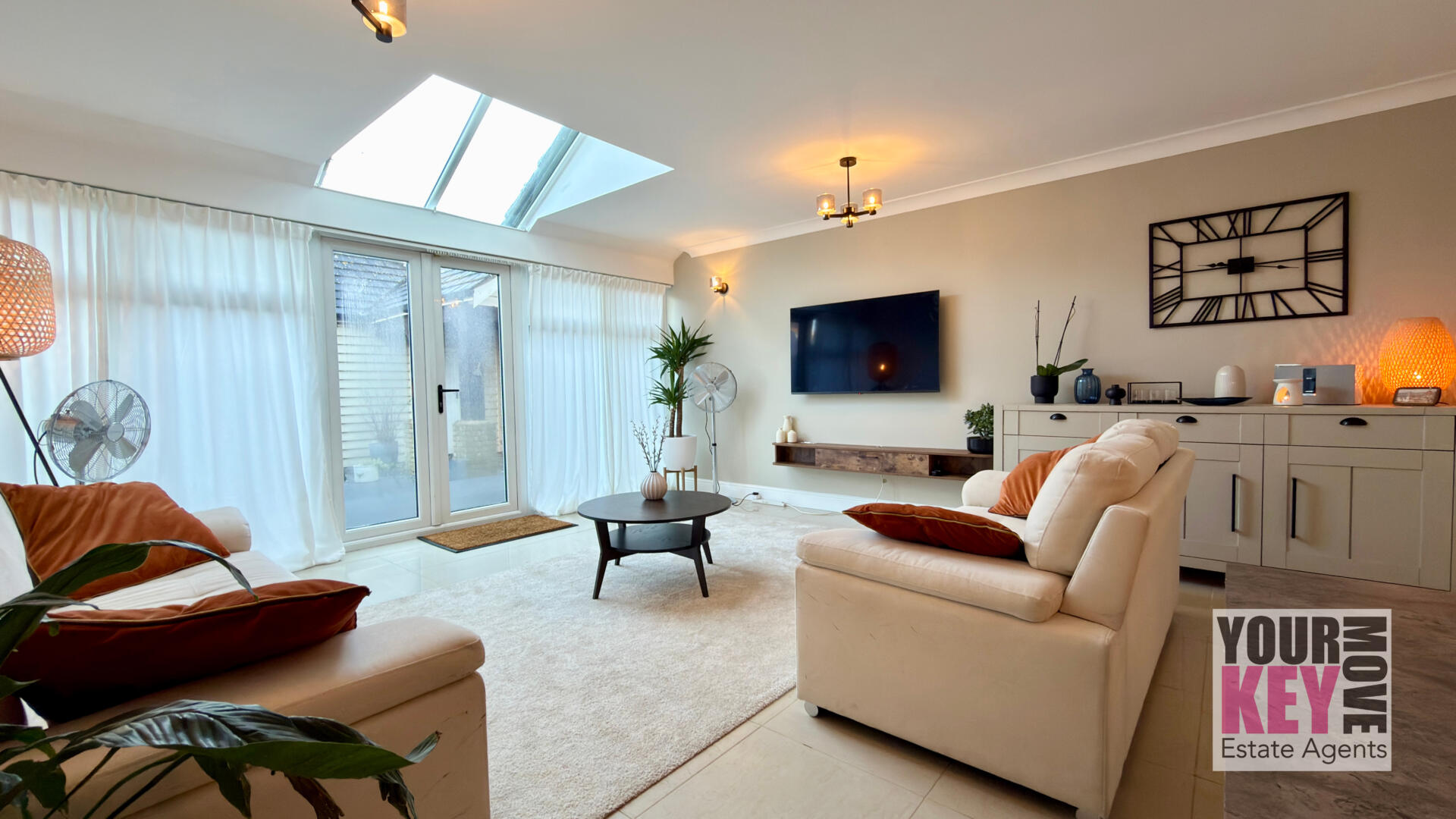 3 bedroom house in Kestrel Walk, Hawkinge, Folkestone, Kent CT18 7RY