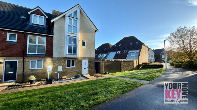 3 bedroom house in Kestrel Walk, Hawkinge, Folkestone, Kent CT18 7RY