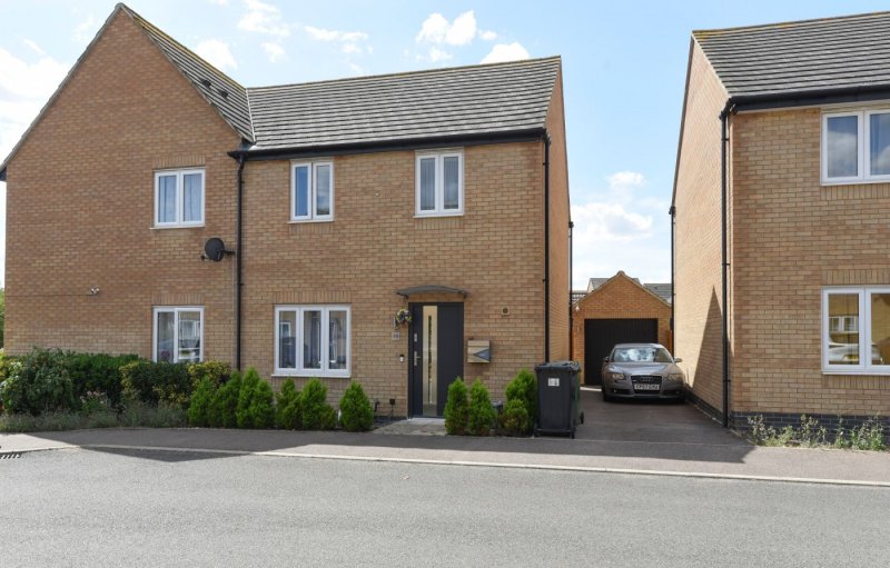 3 bedroom house in Barleyfield Way, Huntingdon