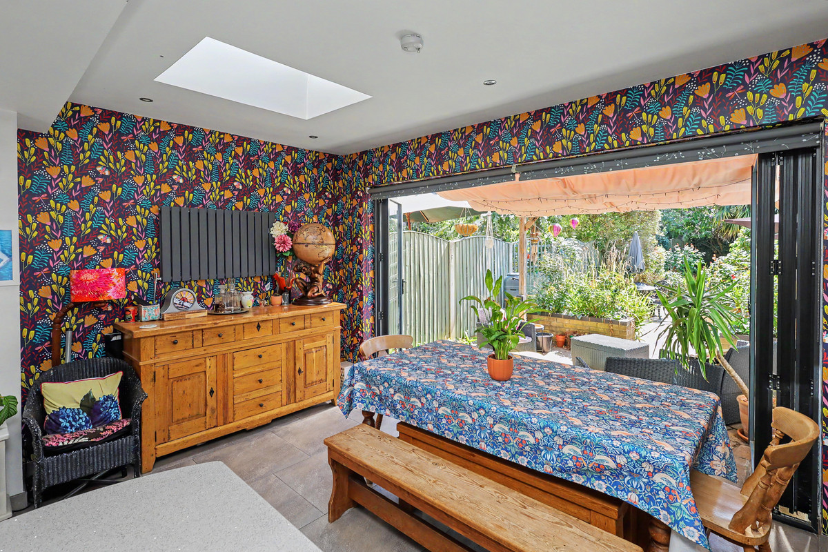 3 bedroom Terrace - Devonshire Road, Hornchurch, RM12