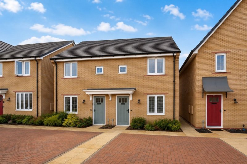 2 bedroom house in Glanville Crescent, Little Paxton