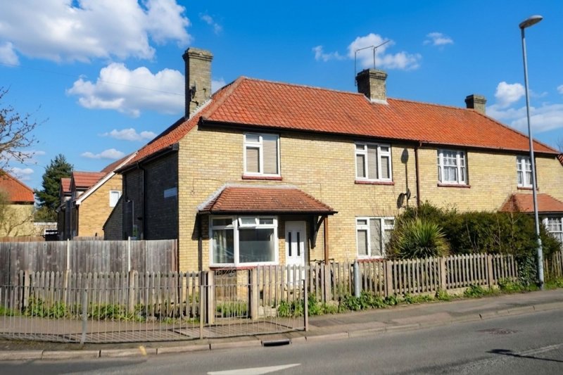 2 bedroom flat in Brookside, Huntingdon
