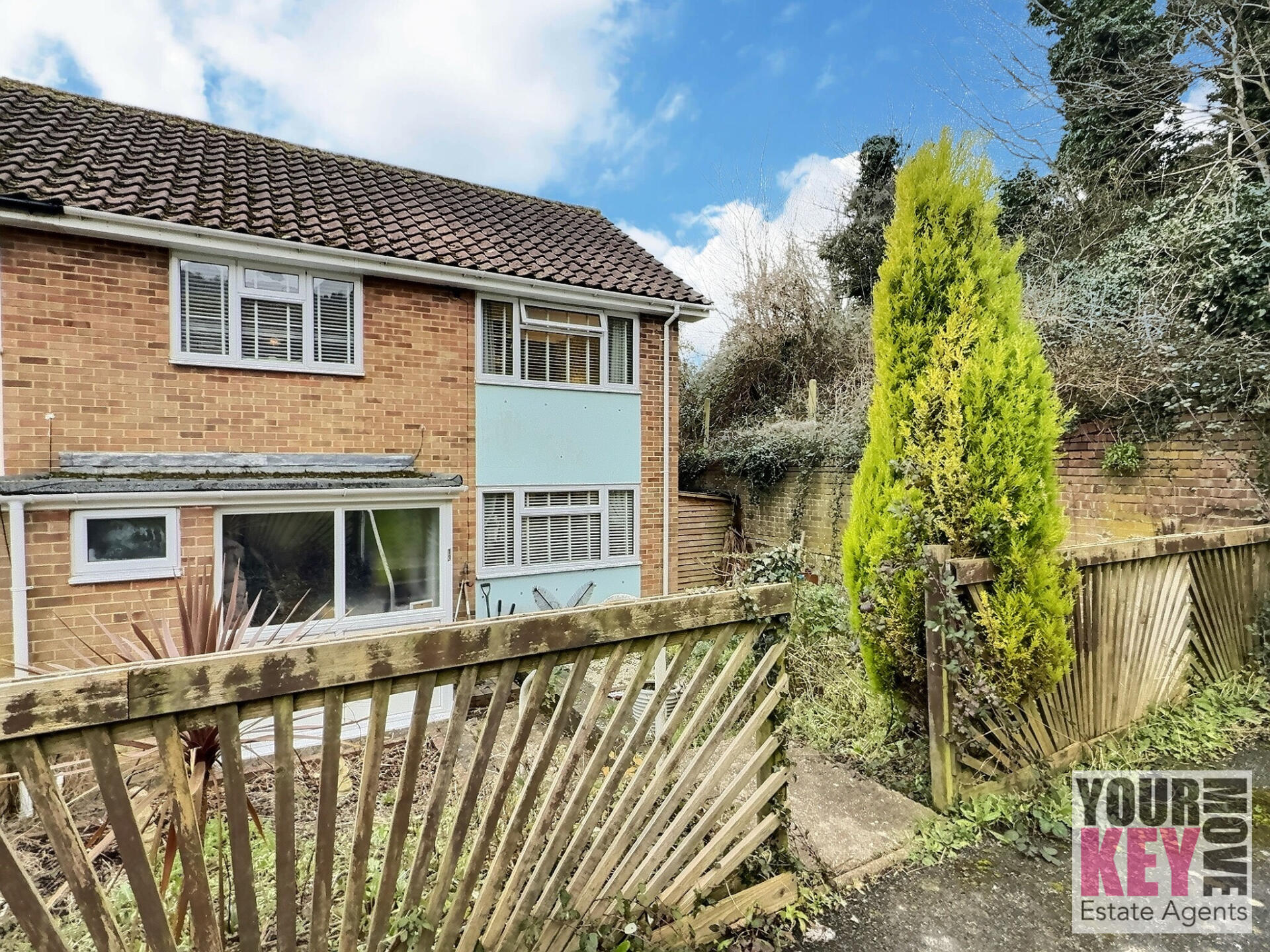 3 bedroom house in Hollands Avenue, Folkestone, Kent CT19 6PN